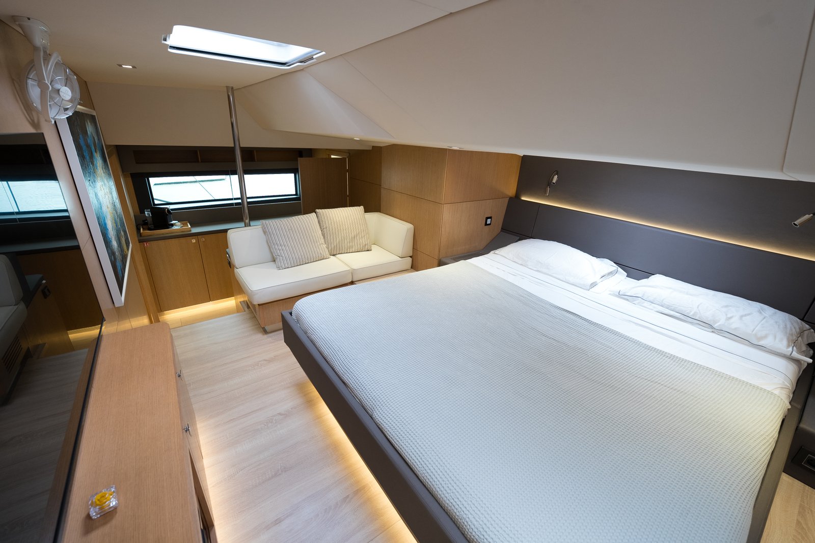 Privilege 640 Port Hull